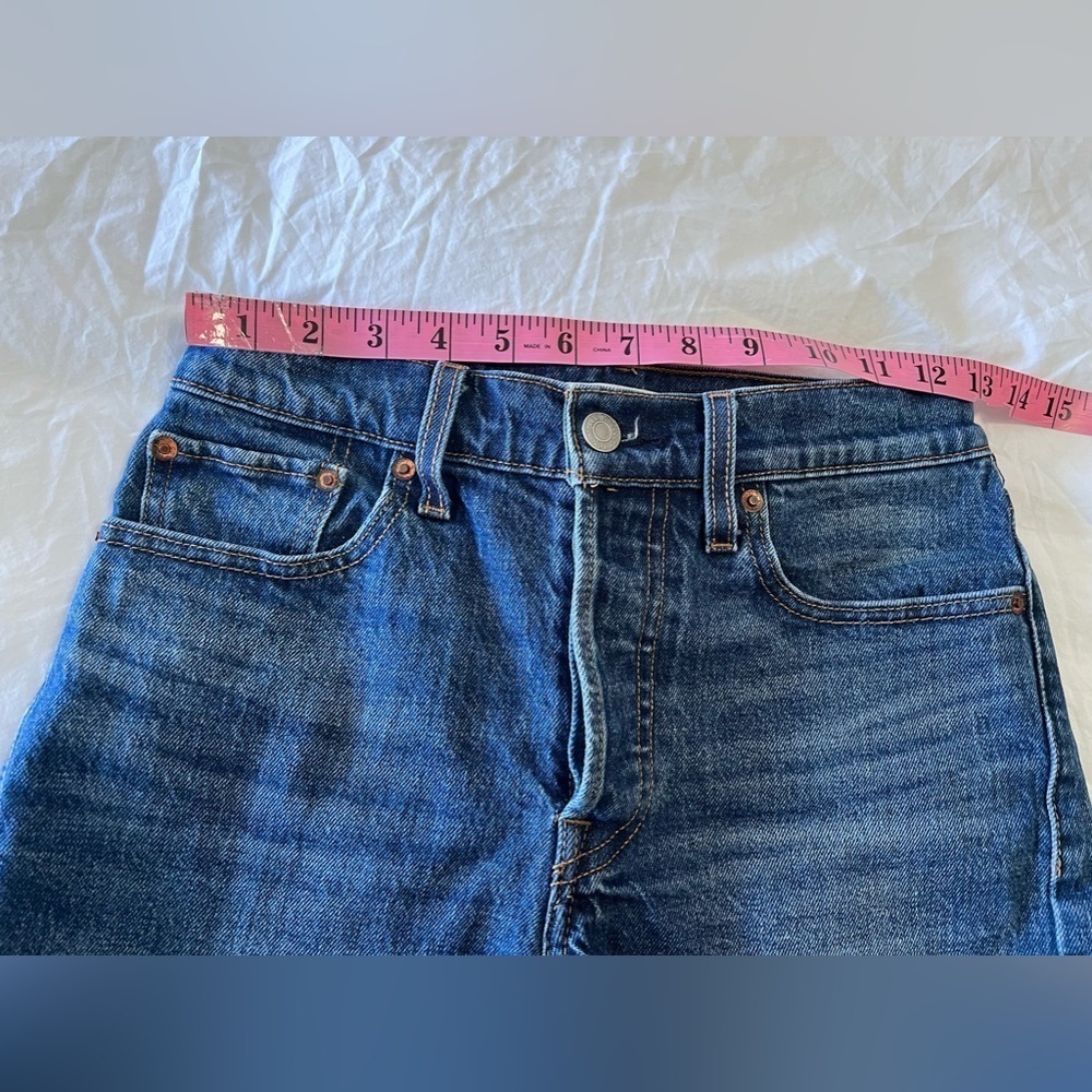 Levis | WMS SZ 27 | Wedgie Shorts | High Rise Button Fly Cuffed Hem Medium Wash - Picture 5 of 9